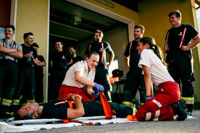 Feuerwehr und Rotes Kreuz arbeiten zusammen, um beim Einsatz verletzte Personen zu versorgen, zu bergen und Leben zu retten – hier übt die FF Peratschitzen mit dem Roten Kreuz Völkermarkt. | Foto: FF Peratschitzen