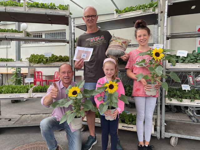Gärtner Wolfgang Mattuschka (l.) mit den Gewinnern: Friedrich Schilcher mit seinen beiden Enkelinnen Anna und Lea | Foto: RMK