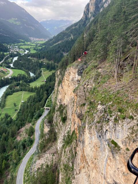 Lokalaugenschaun auf der B 180 Reschenstraße, wo die Straße infolge des möglichen Felsabbruchs und der kontrollierten Sprengung für die Sanierungsarbeiten gesperrt bleiben muss. | Foto: Land Tirol
