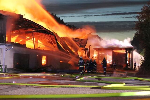 Mehrere Hallen sind heute Nacht beim Eco-Park in Wernersdorf in Brand geraten. | Foto: Martin Garber/BFVDL