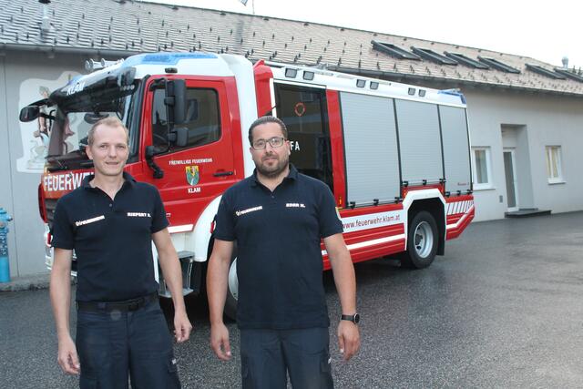 Kommandant Nikolaus Eder (rechts) und sein Stellvertreter Ronald Riepert vor dem neuen Löschfahrzeug, das kürzlich gesegnet wurde.