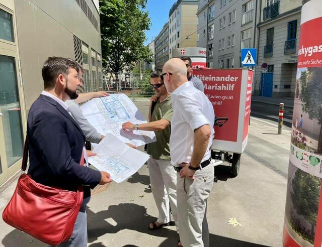 Bezirksvorsteher Markus Rumelhart (SPÖ) besprach mit Anrainerinnen und Anrainern die umsetzbaren Varianten zur Umgestaltung des Schulumfeldes Mittelgasse/ Spalowskygasse. | Foto: BV6