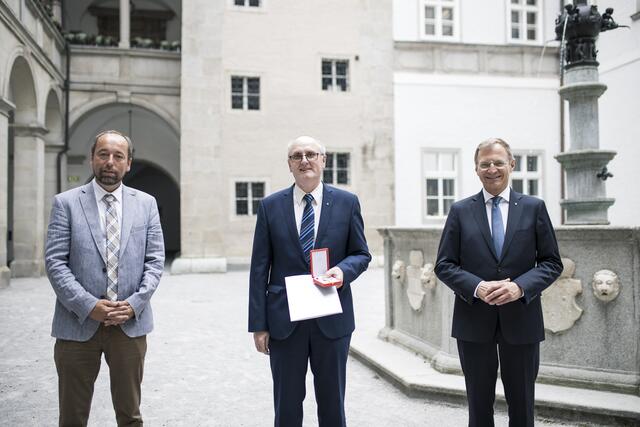 Waldkirchens amtierender Bürgermeister Engelbert Leitner begleitete Herbert Strasser zur Verleihung des Goldenen Verdienstzeichens der Republik Österreich. Die Auszeichnung wurde von OÖ-Landeshauptmann Thomas Stelzer übergeben.  | Foto: Land OÖ