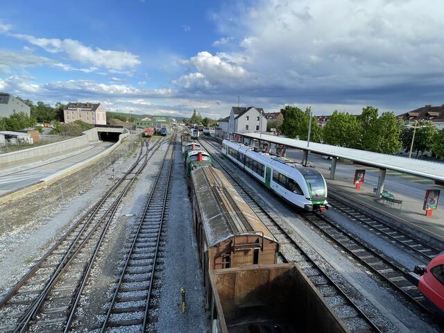 Die Bahnverbindung von Weiz nach Gleisdorf ist für ein paar Wochen außer Betrieb. Es gibt einen Schienenersatzverkehr.