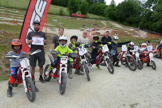 Eine Kindergruppe mit Johann Pichler und den beiden Trialtrainern vor dem Start