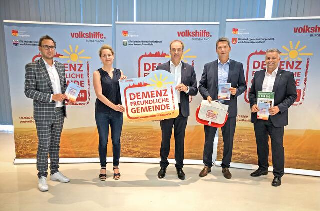 Projektpartner bei "Demenzfreundliche Gemeinde": Vbgm. Jürgen Dolesch, Katrin Kaiser, LR Leo Schneemann, Bgm. Mag. Rainer Porics, Bgm. Christian Pinzker | Foto: Volkshilfe Burgenland