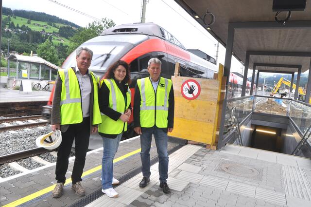Christian Wieser (ÖBB Infrastruktur AG), LH-Stv. Ingrid Felipe, Bgm. Helmut Berger: Lokalaugenschein. | Foto: Kogler