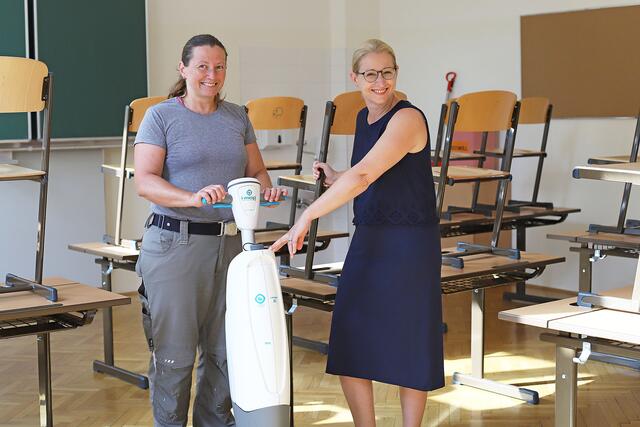 Andrea Trattnig (Leiterin Abteilung Stadt Wien – Schulen) (rechts) und Schulwartin Martina Strauss. | Foto: PID/Votava