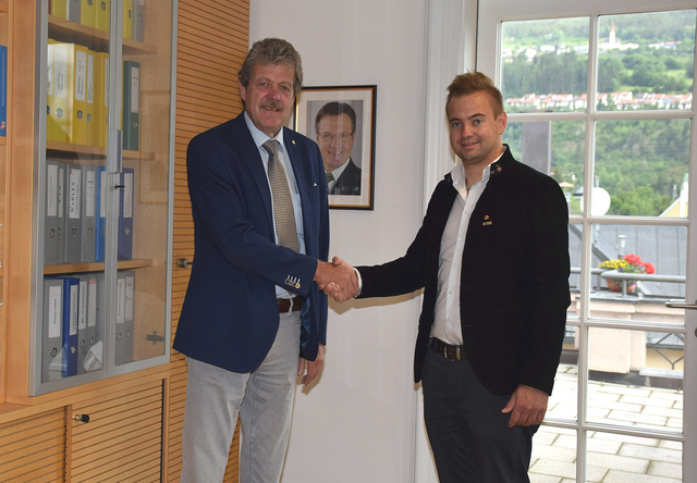 Angelobung: Bezirkshauptmann Markus Maaß mit dem neuen Bürgermeister Dominik Traxl (v.l.). | Foto: BH Landeck/Spiß