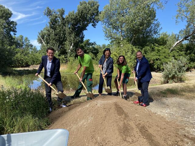 Auch die Mitarbeiter und Mitarbeiterinnen der Wiener Stadtgärten machten gemeinsam mit den Politikern einen Anfang.  | Foto: Julia Schmidt
