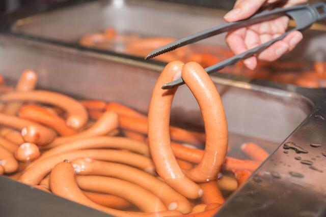 Frankfurter Würstel sind auch auf Autobahnraststationen ein beliebter Snack. | Foto: allho007/panthermedia