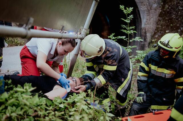 Feuerwehr und Rotes Kreuz arbeiten zusammen, um beim Einsatz verletzte Personen zu versorgen, zu bergen und Leben zu retten – hier übt die FF Peratschitzen mit dem Roten Kreuz Völkermarkt. | Foto: FF Peratschitzen