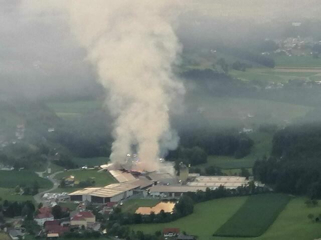 Auch jetzt in den Morgenstunden ist die Rauchsäule vom Großbrand beim Eco-Park in Wernersdorf weithin sichtbar. Man riecht es auch. | Foto: Veronik