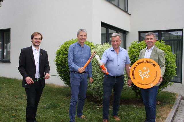 Andreas Schuster vom Team des Regionalmanagements Vulkanland - Südoststeiermark mit den Bürgermeistern Johann Winkelmaier, Anton Prödl, Franz Fartek (v.l.).