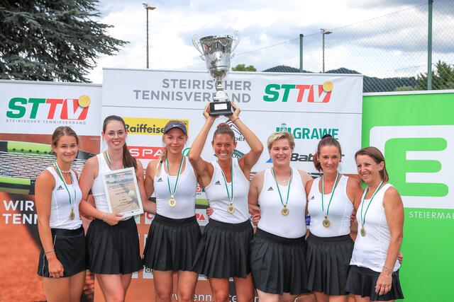 Im Grazer Derby behielten die Damen des GAK Tennis 2 gegen den Grazer Park Club die Oberhand und stemmten den Meisterpokal in die Höhe. | Foto: GEPA