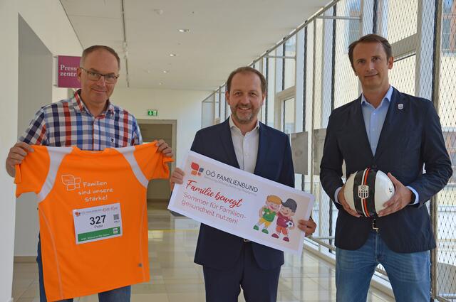 "TriRun Linz" Obmann Peter Weinzierl, OÖ Familienbund-Landesobmann Bernhard Baier, Mediziner Rainer Hochgatterer präsentieren die Bewegungsangebote des Familienbund OÖ. | Foto: OÖ Familienbund