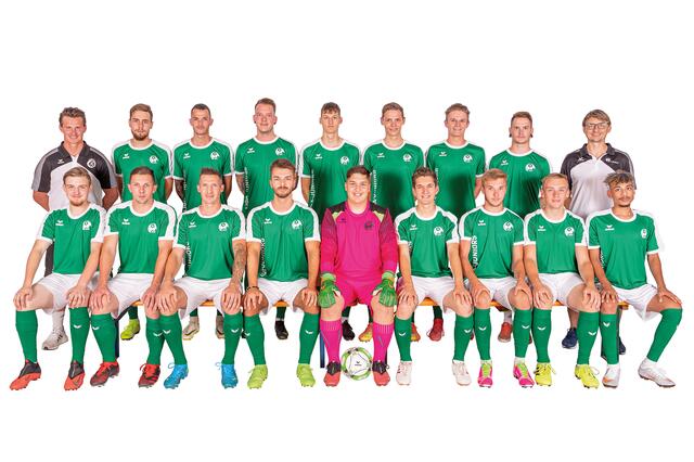 Der Kader der neu installierten Liga-Juniors Mannschaft mit Trainer Michael Lattacher  (rechts hinten) und Tormanntrainer Dario Pick (links hinten). Hier wird die Philosophie der Individualität und Eigenständigkeit des Vereines voll gelebt. | Foto: SV Feldkirchen