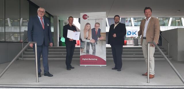 Ein Chatbot für die TMS: Fachvorstand Johann Habegger, Direktor Michael Hörhan, Christoph Haider und Thomas Breuss besiegeln die Kooperation.  | Foto: TMS