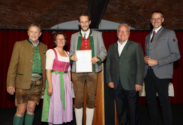 Ehrungsabend Salzburger Blasmusikverband in der Stiegl Brauwelt Landesobmann Hois Rieger, Lucia Luidold (Referatsleiterin Volkskultur), Jakob Gruchmann (Sieger Kompositionswettbewerb), Landeshauptmann-Stellvertreter Heinrich Schellhorn, Landeskapellmeister Roman Gruber  | Foto: Land Salzburg/Neumayr