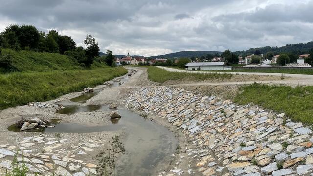 So sieht der Verlauf des Simbachs nach dem Damm Richtung Simbach Stadt nun aus. | Foto: Haindl