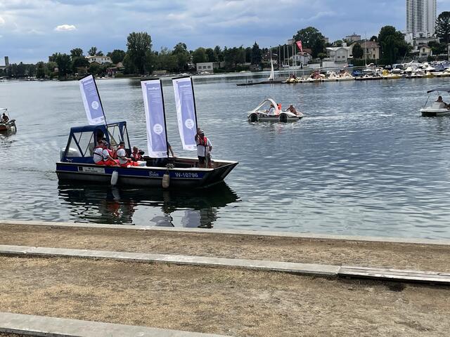 Das Impfboot bringt Badegäste von den Bädern an Land für eine Schutzimpfung gegen Covid-19. | Foto: Brandl
