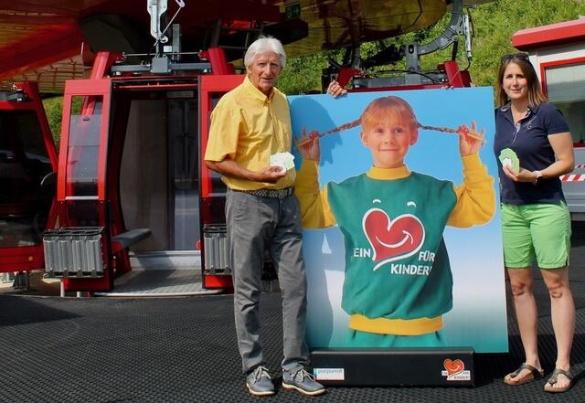 Viktor Plank (Initiator der Aktion „Ein Herz für Kinder) und Stefanie Hopfgartner der Goldeck Bergbahnen. | Foto: Foto: Sportberg Goldeck
