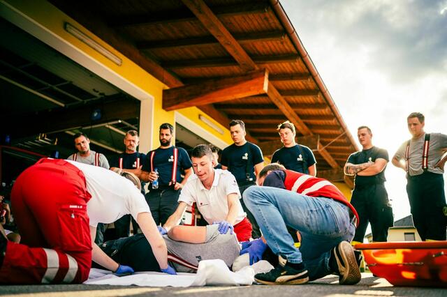 Feuerwehr und Rotes Kreuz arbeiten zusammen, um beim Einsatz verletzte Personen zu versorgen, zu bergen und Leben zu retten – hier übt die FF Peratschitzen mit dem Roten Kreuz Völkermarkt. | Foto: FF Peratschitzen