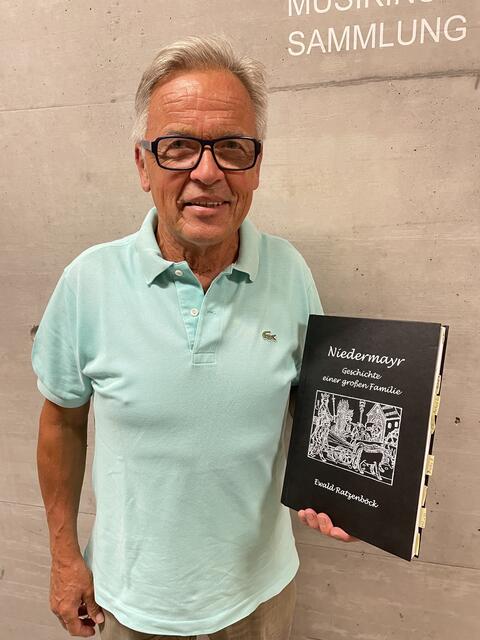 Der Taufkirchner Ewald Ratzenböck hat seine Familiengeschichte in einer 400 Seiten starken Abhandlung niedergeschrieben. | Foto: Michelle Bichler