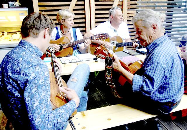 Vor dem Regen konnte noch auf der Terrasse gespielt werde. | Foto: Foto Reinbacher