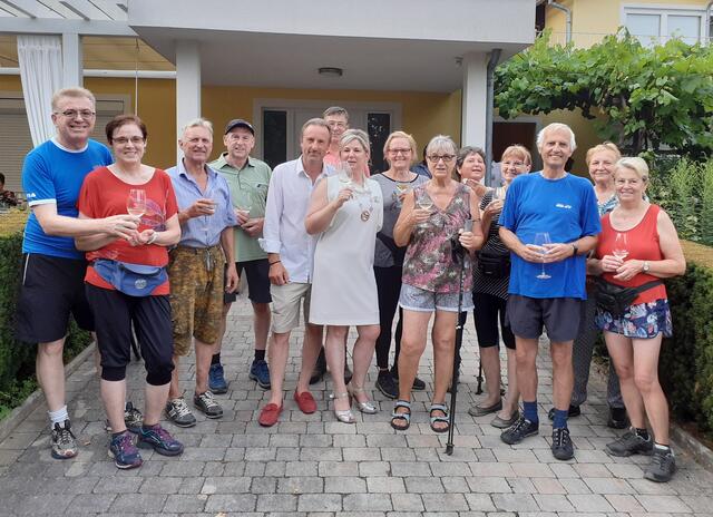 Karla und Werner Schöll, Norbert Pingitzer, Johann Schrödl, Gatte Herbert und Geburtstagskind Ursula Pauer, Erich Schock, Christine Scharka, Helga Hafenscher, Theresia Wieder, Maria Schweikert, Ernst-Anton Hihlik, Maria Schock und Martina Dominkowitsch.
| Foto: Werner Schöll