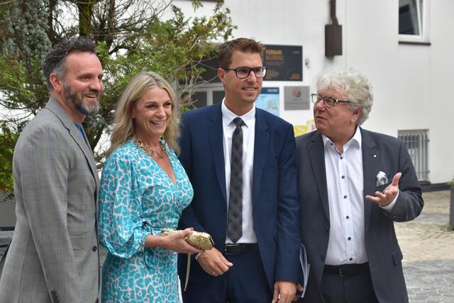 "Indien"-Regisseur Roland Silbernagl, TVSS-GF Verena Covi, Bgm. Christian Härting und Intendant Christoph Nix.
