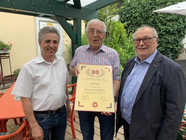 Johann Ungersböck und Sepp Breiter (r.) gratulierten Jubilar Walli herzlichst.
 | Foto: Wirtschaftsbund Neunkirchen