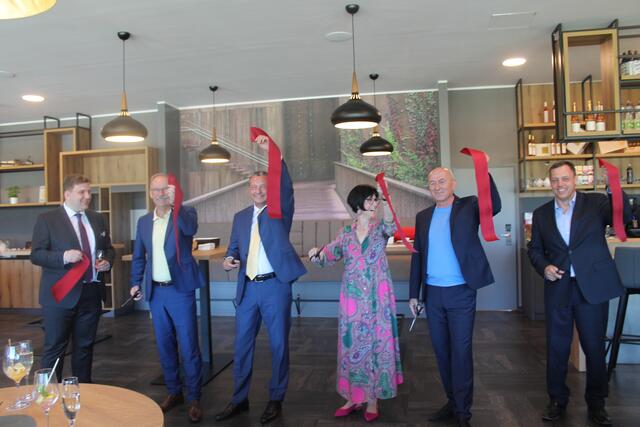 Schnitten bei der Eröffnung gemeinsam das rote Band durch: Bürgermeister Gerald Hackl, Projektentwickler Wolfgang Schleder (Er-Sie-Es-Bau), Ivona Meissner (Best Western), Geschäftsführer Alois Neubauer und Imre Cordas, CEO der Accent Hotels (v.l.). | Foto: BRS/Mitterbauer