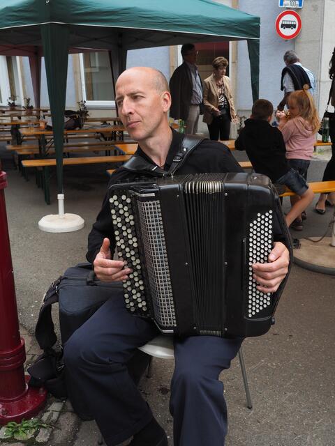 Vitaliy Patsyurkovskyy, Arkkordenist aus der Ukraine, gestaltete die Ausstellungseröffnung musikalisch. | Foto: Gaube