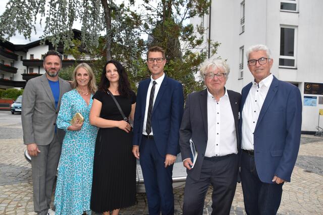 "Indien"-Regisseur Roland Silbernagl, TVSS-GF Verena Covi, Bgm. Christian Härting mit Gattin Stefani, Künstlerischer Intendant Christoph Nix und der Telfer Kulturreferent Josef Federspiel.