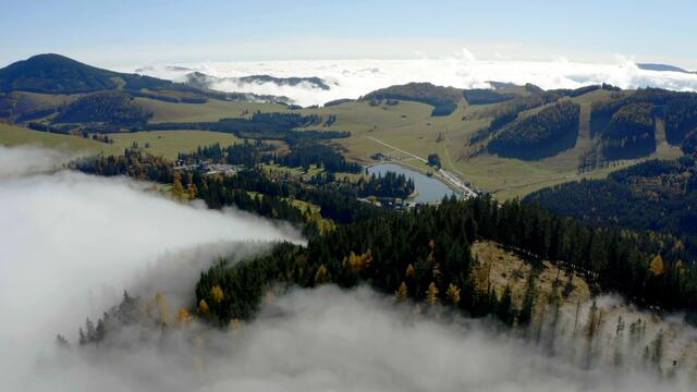Das Almenland ragt aus dem Nebelmeer. | Foto: Visualize 2021