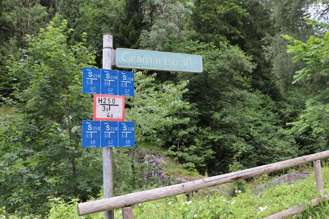 am Beginn der Gramartstraße führt ein geheimes Wegerl hinunter zum Bach | Foto: Ricarda Stengg