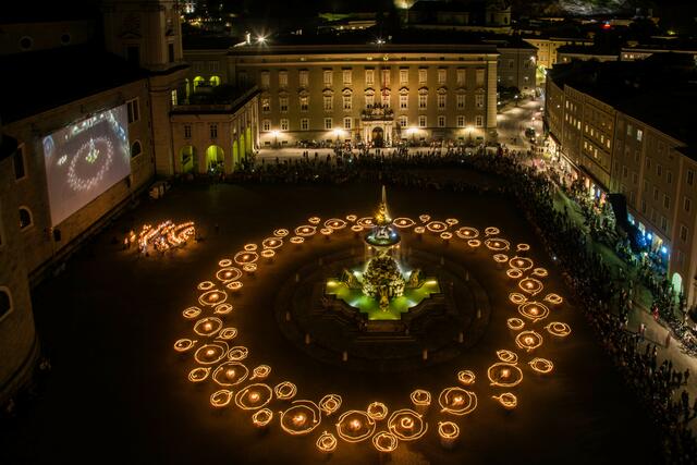 Am 18. Juli findet im Rahmen des Fest zur Festspieleröffnung der Fackeltanz am Residenzplatz statt. | Foto: Neumayr