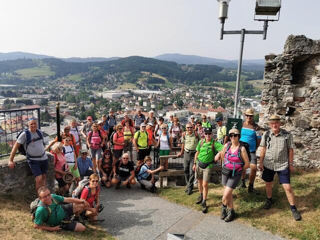 Gruppenfoto der Wanderer auf der Burg Obervoitsberg !