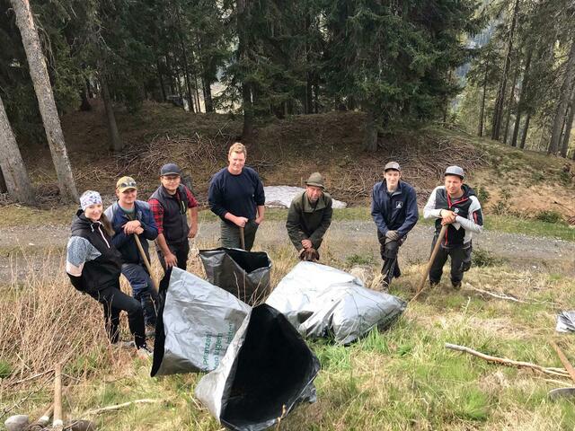 Osttirols Jungbauern halfen heimischen Waldbesitzern bei der Aufforstung. | Foto: JB/LJ Osttirol
