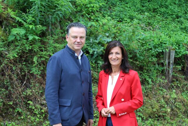 Wolfgang Schneckenreither (Transport &amp; Verkehr
Wirtschaftskammer Oberösterreich) und Margit Angerlehner (WKOÖ Vizepräsidentin) fordern den Bau der Umfahrung und Autobahnanschluss Haid. | Foto: BRS / Julian Kern