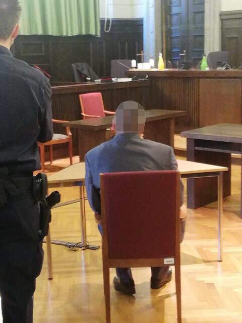 Der mehrfach Angeklagte am Landesgericht St. Pölten. | Foto: Ilse Probst