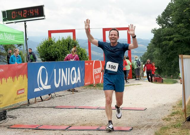 Alexander Rüdiger im Ziel des Ochsenburg-Berglaufs. | Foto: Eduard Stoiber