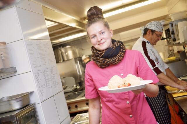 Tina Hager arbeitet im Rathauskeller in Melk in der Küche und kommt dabei schon mal ordentlich ins Schwitzen.