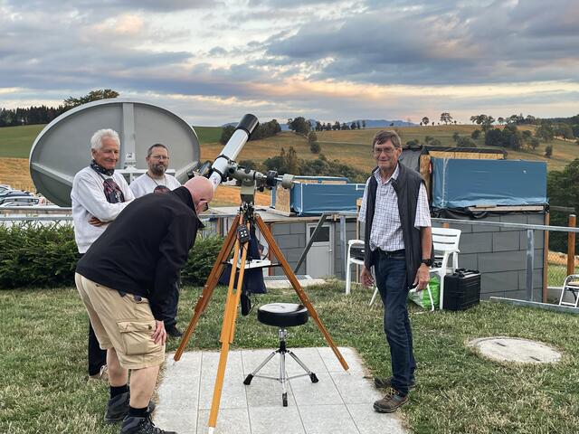 Trotz Bewölkung konnten die Besucher Sonne, Mond, Planeten und Sternbilder zeitweise ins Visier nehmen. Im Hintergrund wird ausgebaut.
