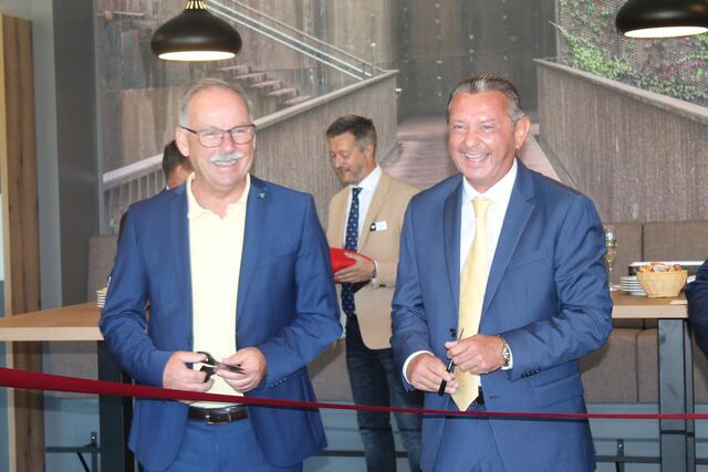 Bürgermeister Gerald Hackl und Projektentwickler Wolfgang Schleder (ErSieEs-Geschäftsführer) bei der Eröffnung des neuen Hotels im Stadtgut Steyr. | Foto: BRS/Mitterbauer