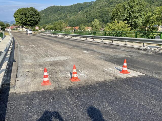 Der zehn Monate alte Asphalt auf der Halbachbrücke wurde bereits wieder abgefräßt. So sollen Winterschäden vermieden werden.