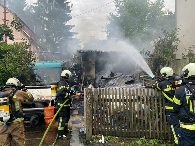 Neben der Berufsfeuerwehr Linz sind auch die Feuerwehren Ebelsberg und Pichling im Einsatz. | Foto: EAM FOTOKERSCHI.AT/BAYER & PRIVAT