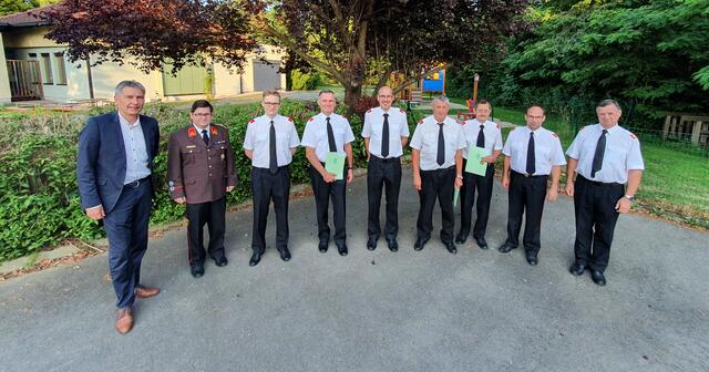 Kommando der örtlichen Feuerwehr mit den ausgezeichneten Feuerwehrmännern sowie den Ehrengästen: Johann Winkelmaier, Alexander Streit, Florian Scherr, Johannes Zach, Gerhard Krachler, Rudolf Horvath, Peter Fuchs, Rudolf Groß, Franz Kniely (v.l.). | Foto: FF Pertlstein/Zach