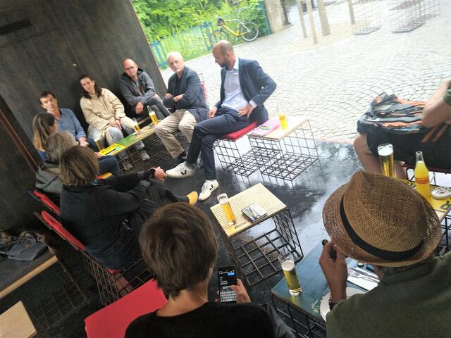 Baukultur-Stammtisch im Kultur-Container vor dem Museum Arbeitswelt. | Foto: R. Kaufmann
